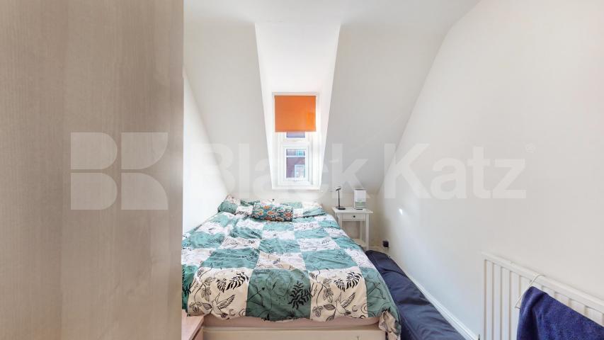 Lovely two bed set within a period house close to Tube & Shops Finchley Road, Finchley Road / Swiss Cottage